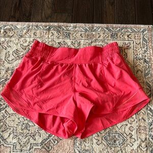 Lulu lemon Women’s Hotty Hot high rise lined 2.5” size 6 short